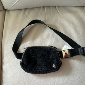 Lululemon Everywhere belt bag Fleece
